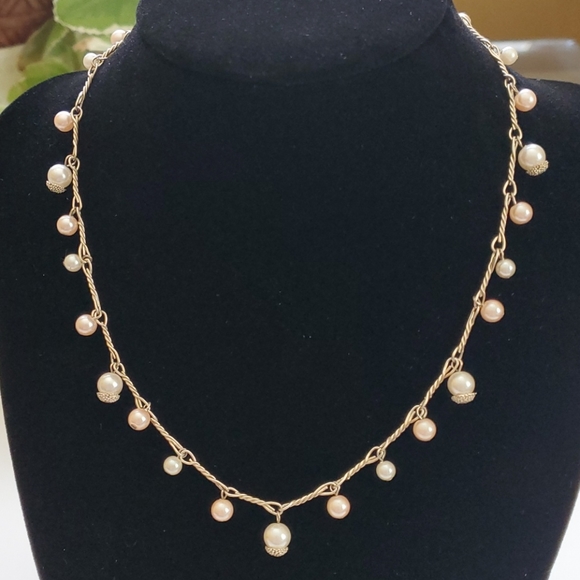 Jewelry - White and pink pearl necklace